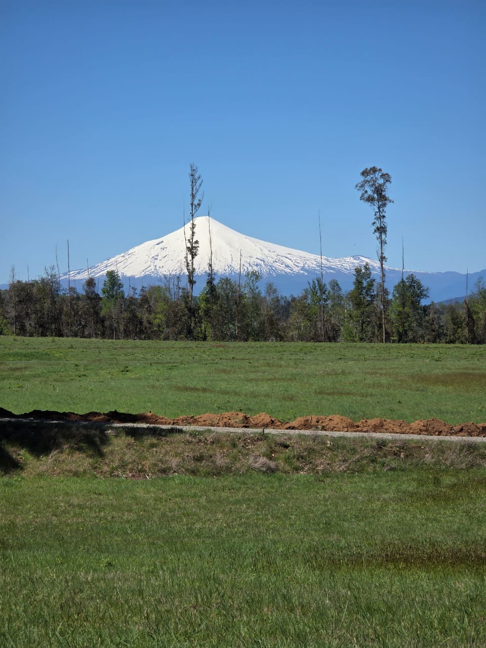 Parcela en la naturaleza con vista a montañas y volcanes