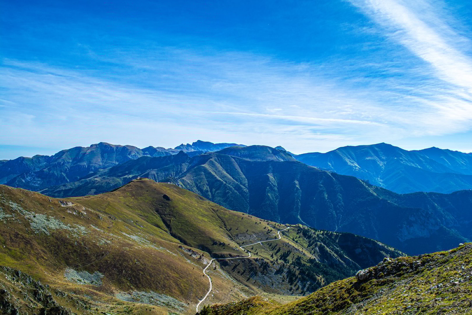 Between the Vermenagna Valley and the French Valley of Wonders, a dirt road that leads from 2000 meters to the sea