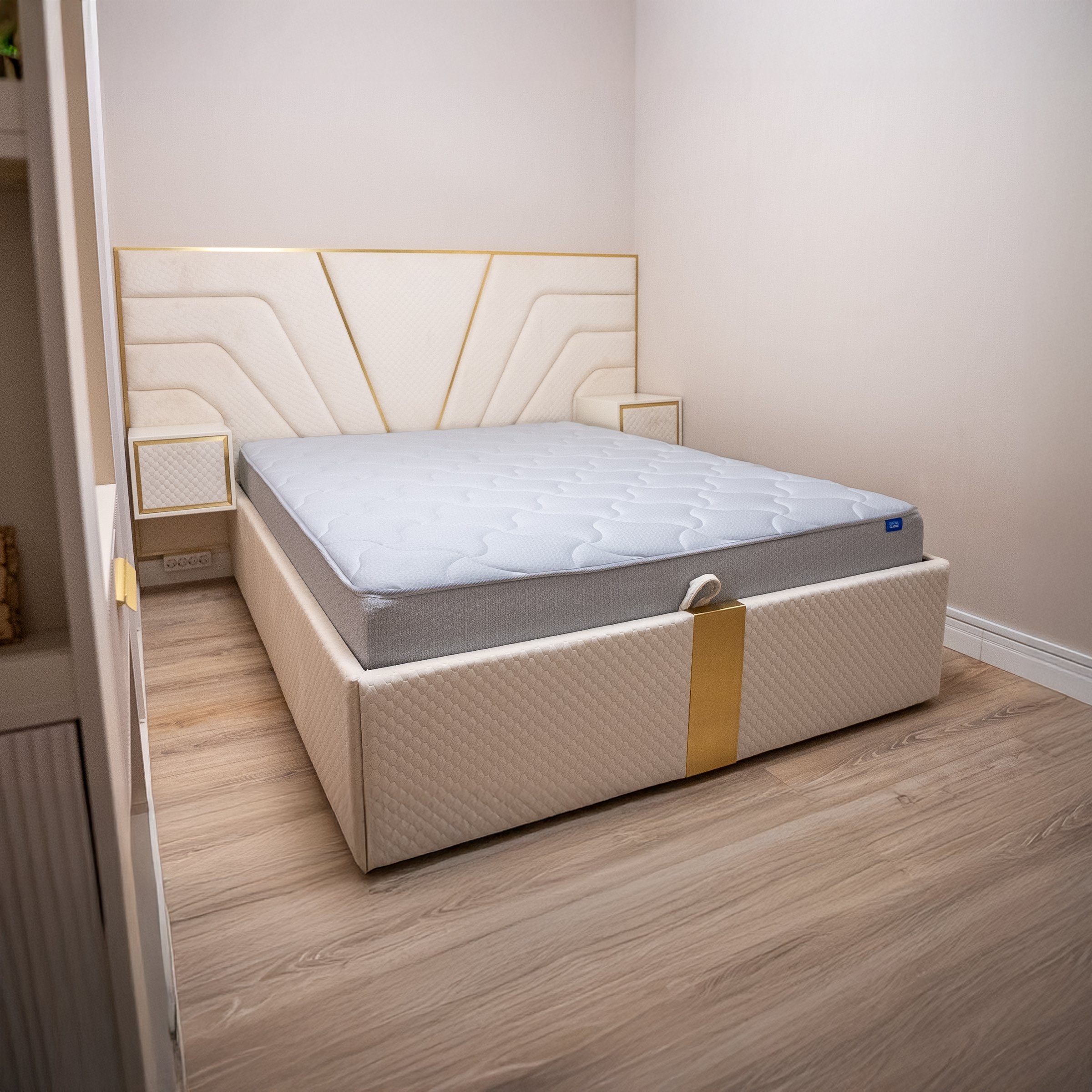 Кровать с латунными элементами