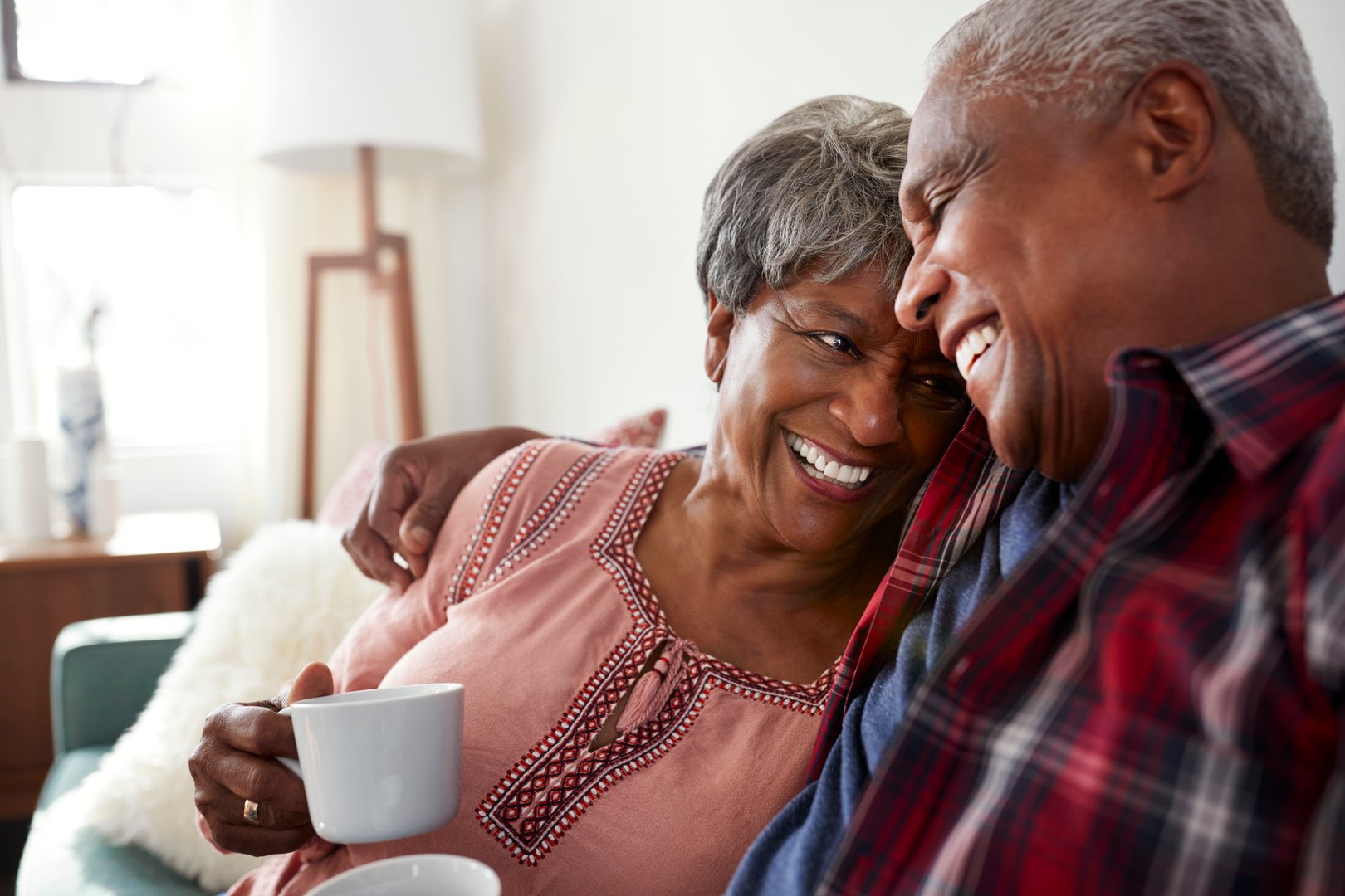 Pareja de 50 años disfrutando de una bebida juntos