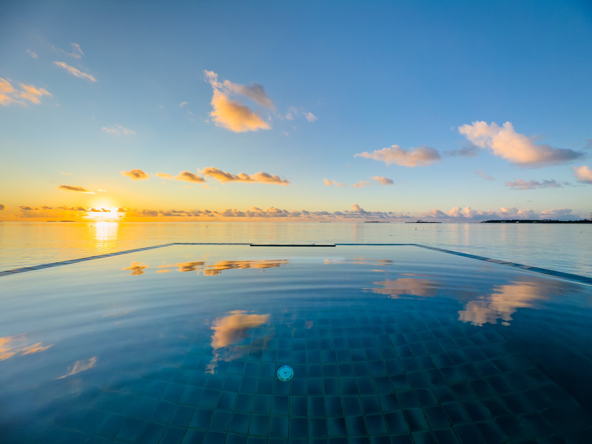 Villa de lujo con alberca infinity al atardecer
