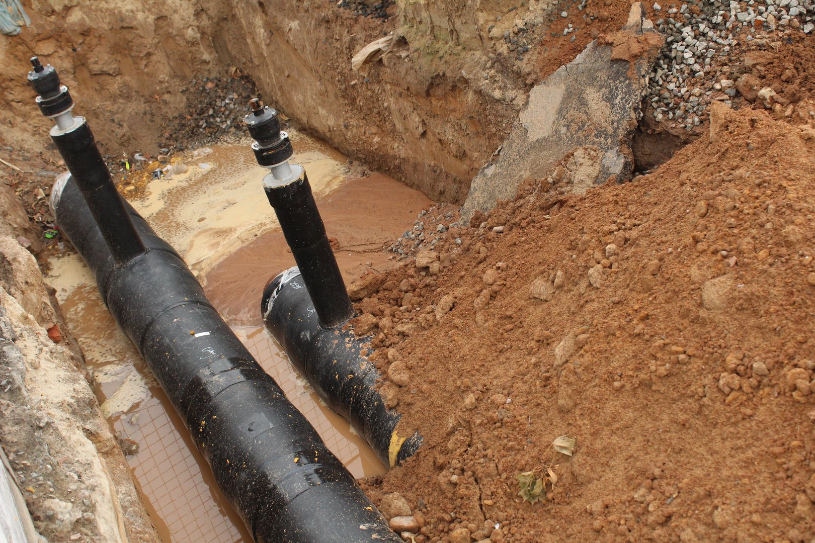 A break in the water pipeline. Repairs.