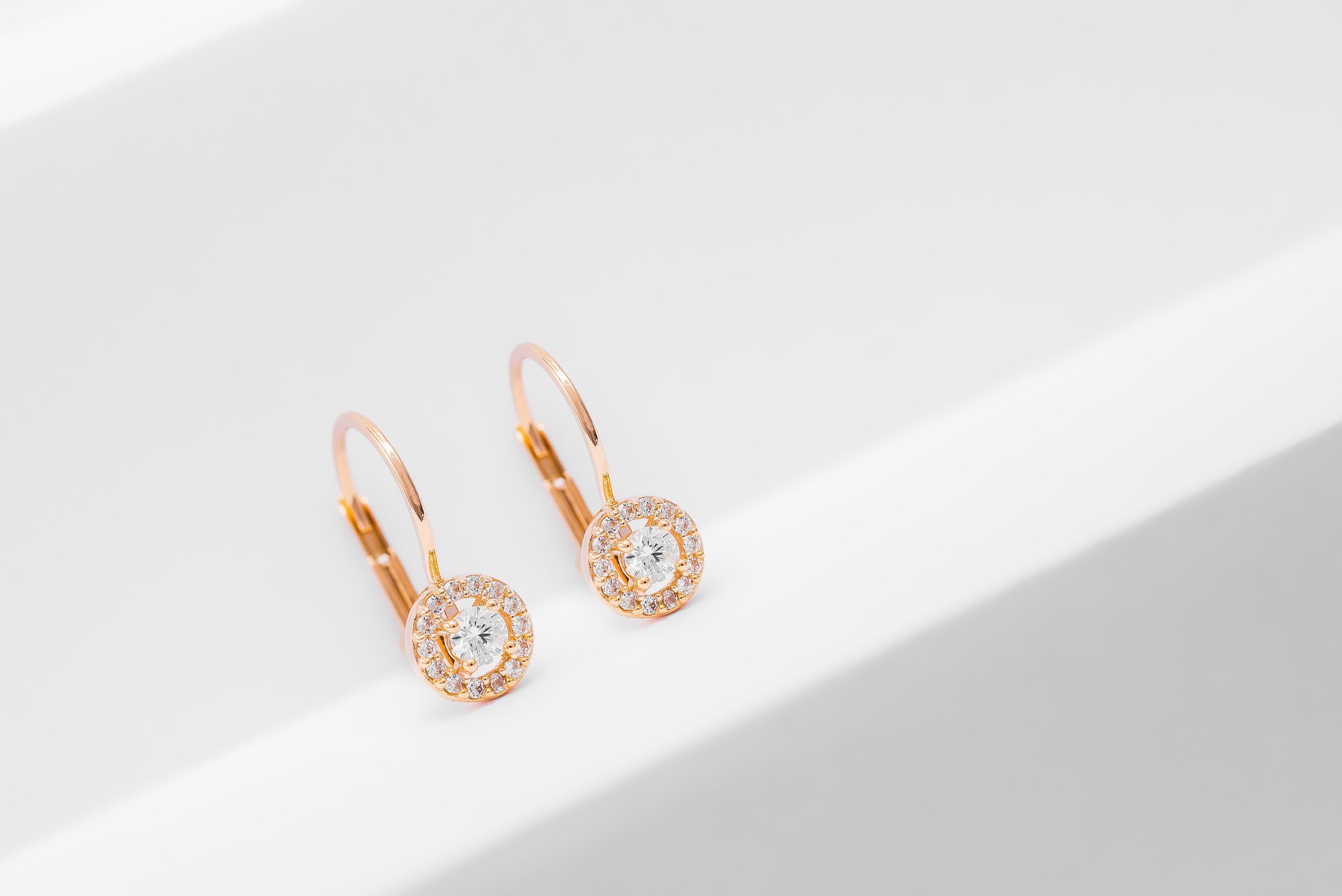 Elegant gold earrings with sparkling diamonds