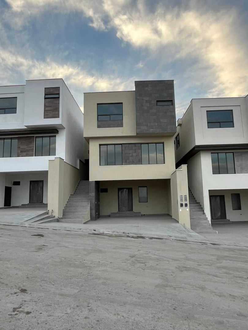 Vista completa casa muestra Alcázar Residencial