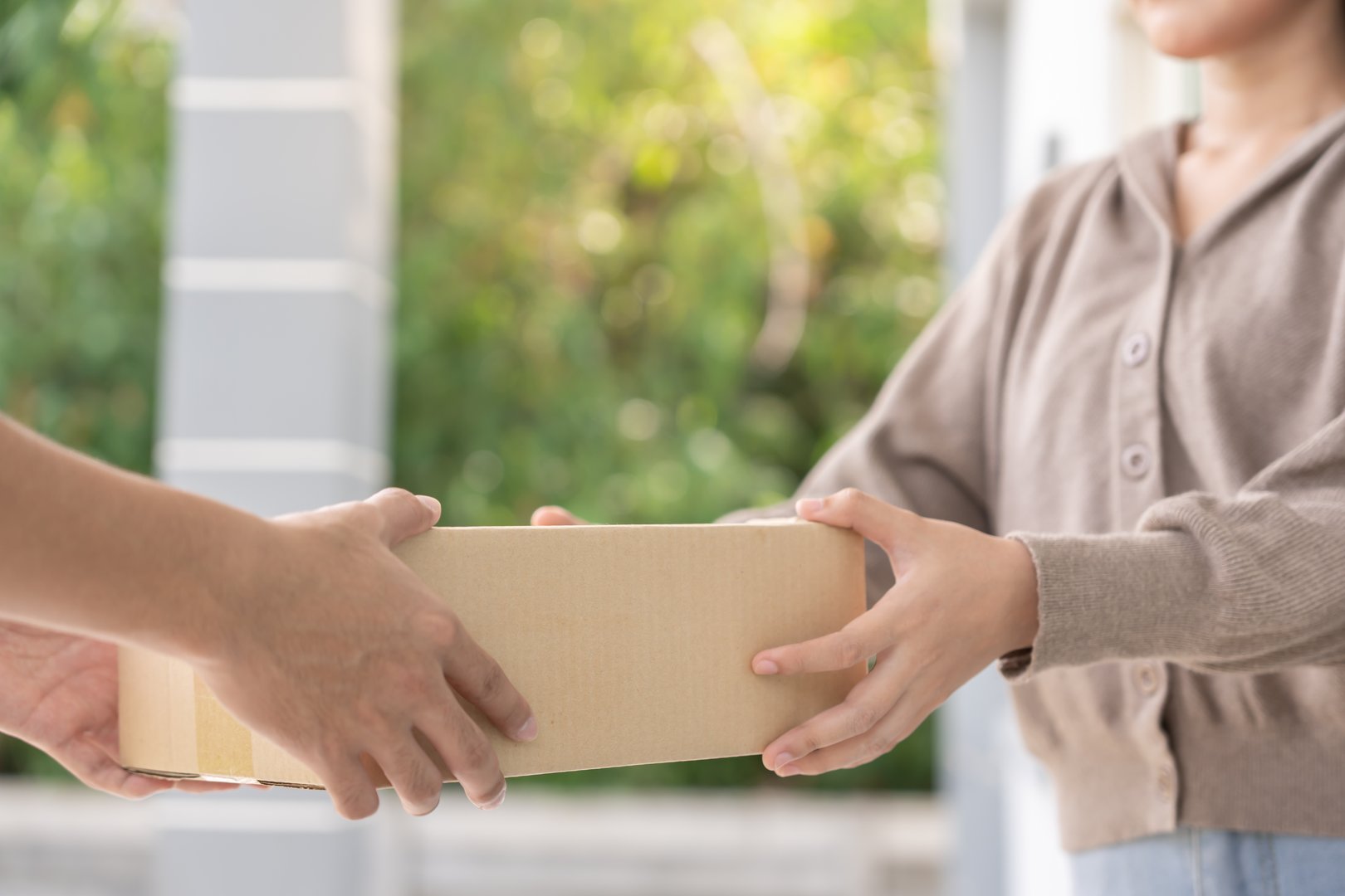 Frau empfängt Paket