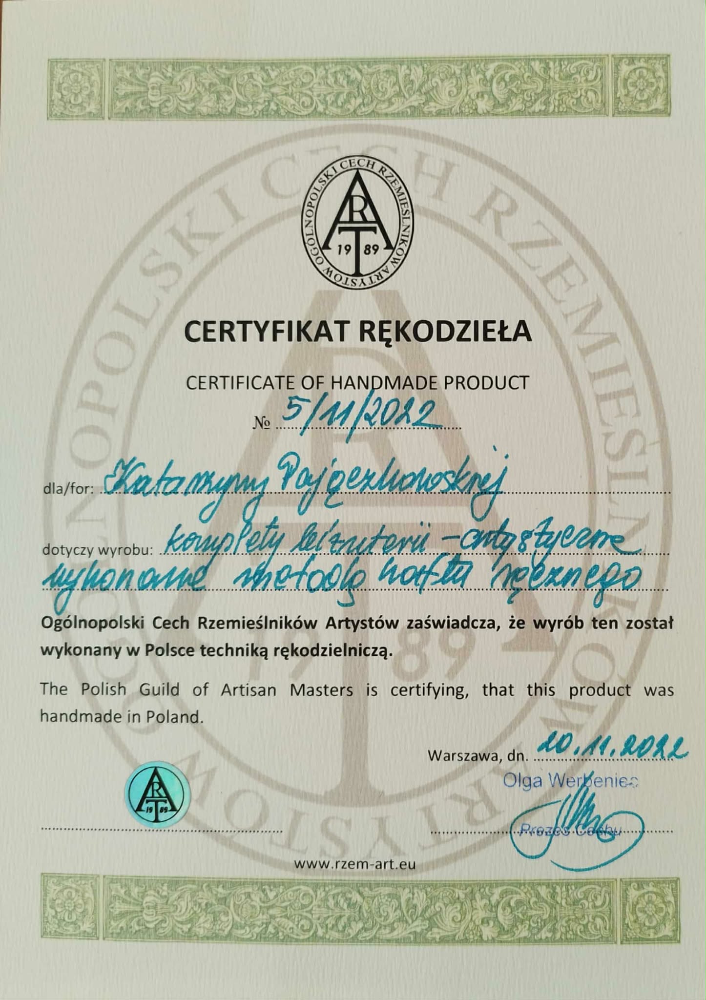 Katarzyna Pajączkowska przy pracy z haftem