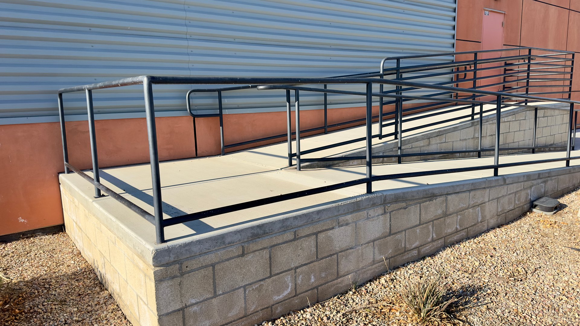 Warehouse ramp rail