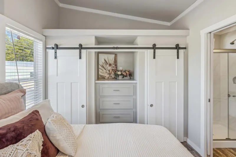 Champion 520MS Bedroom