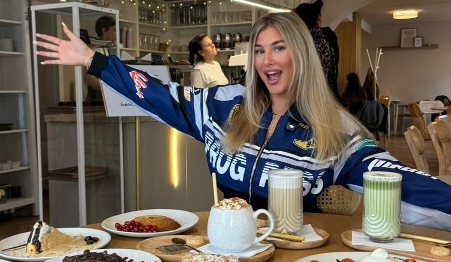 Junge Frau nimmt Audio und Video mit Smartphone auf