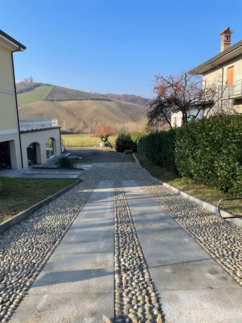 Trasformazione di spazio esterno con elementi paesaggistici curati