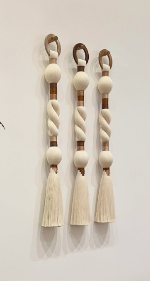 Detalle de borla decorativa con embarrilado en tonos vino