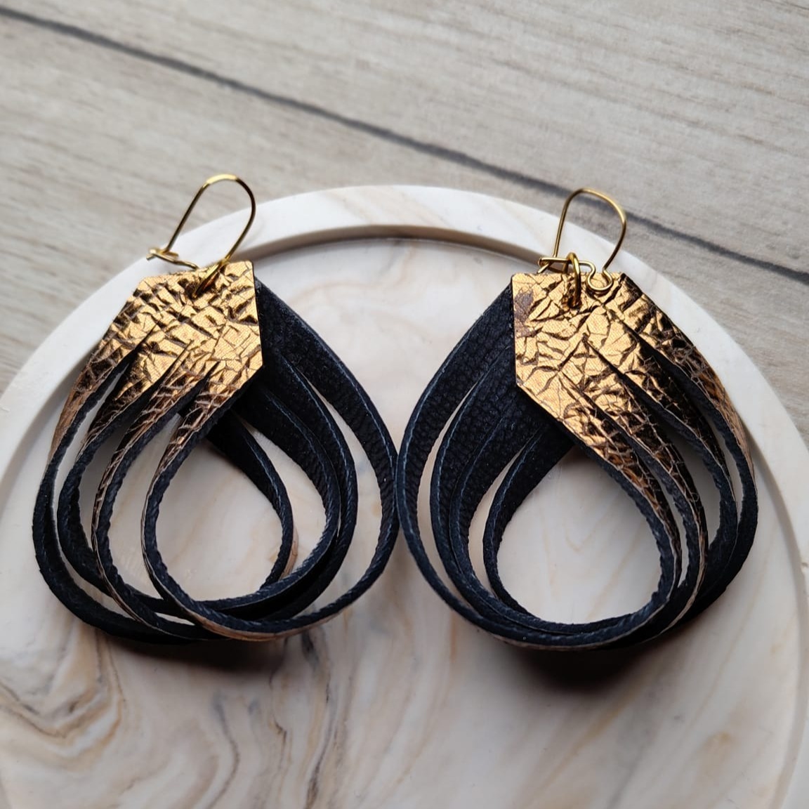 Kolczyki ze skóry naturalnej złoto-czerń