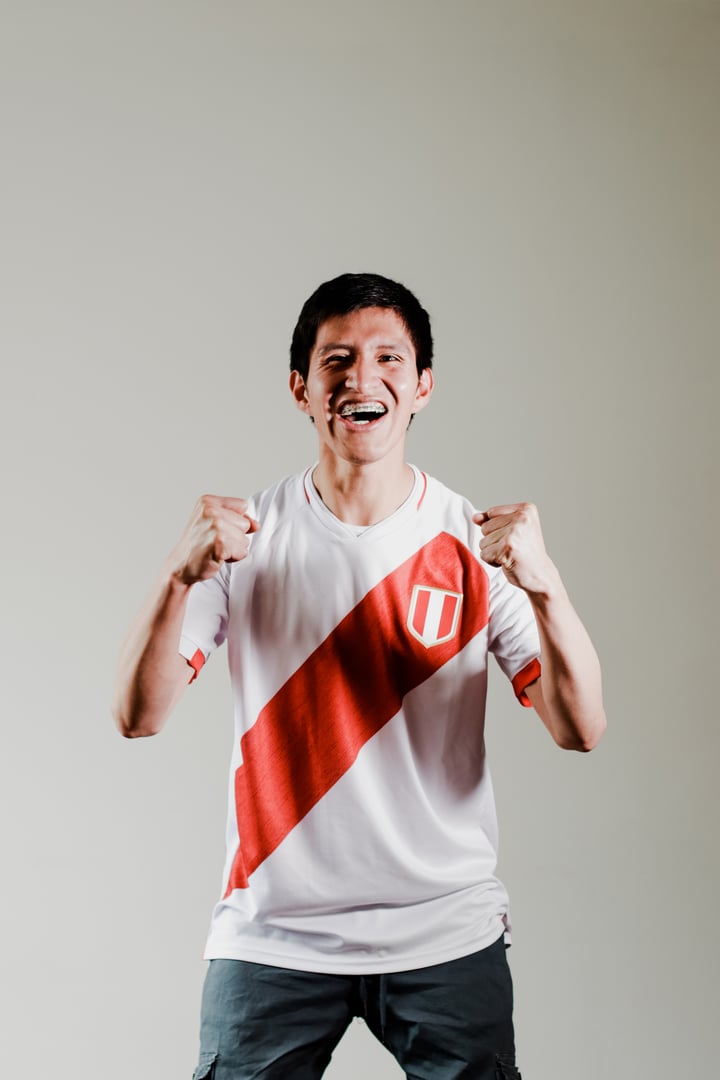 Hincha peruano celebrando gol histórico de la selección peruana - emoción fútbol peruano