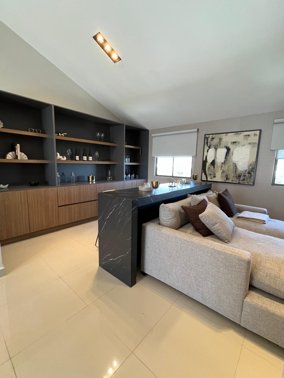 Sala con barra decorativa