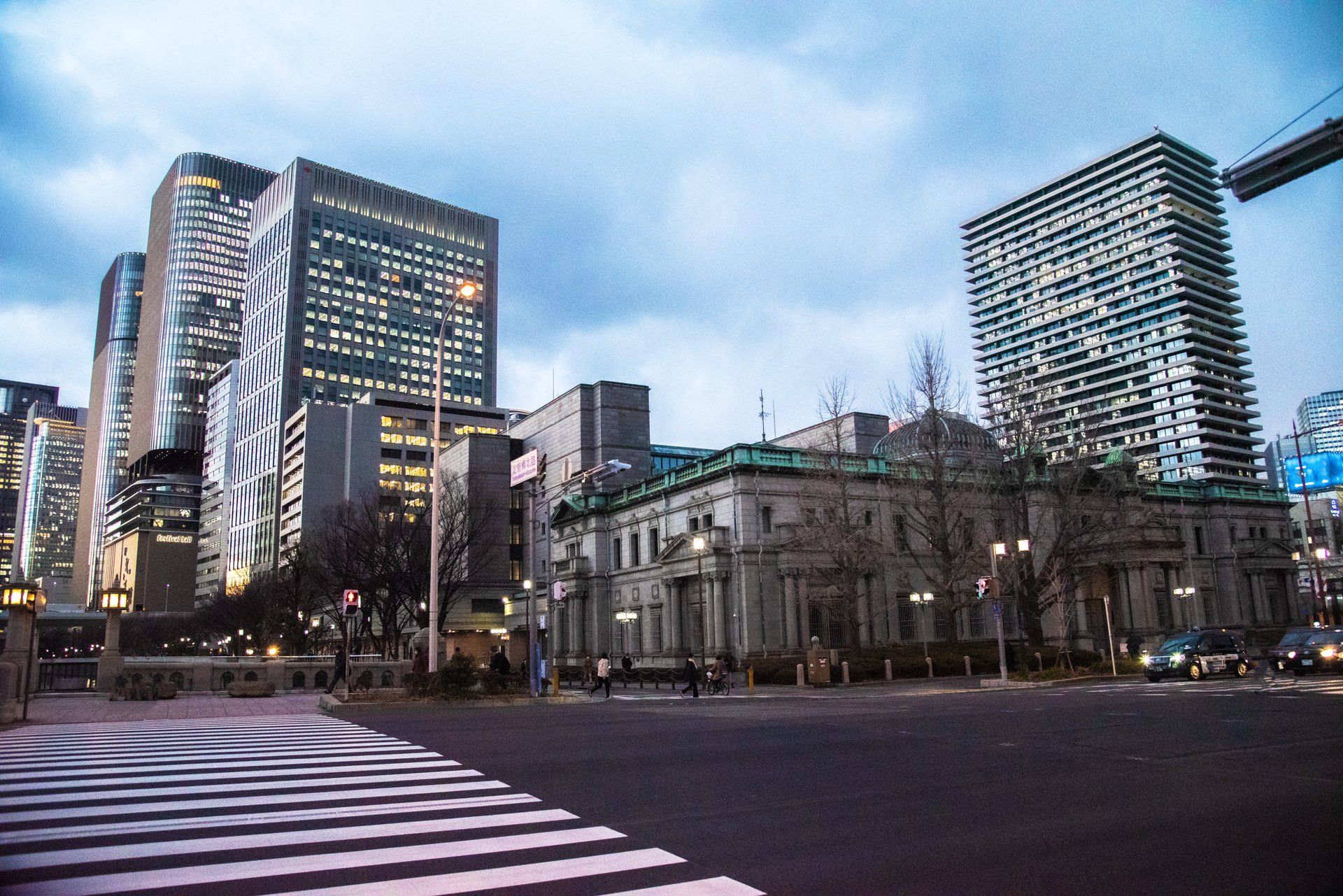 It is the center of Osaka and is home to the prefectural government office, the Osaka branch of the Bank of Japan, and newspaper companies.