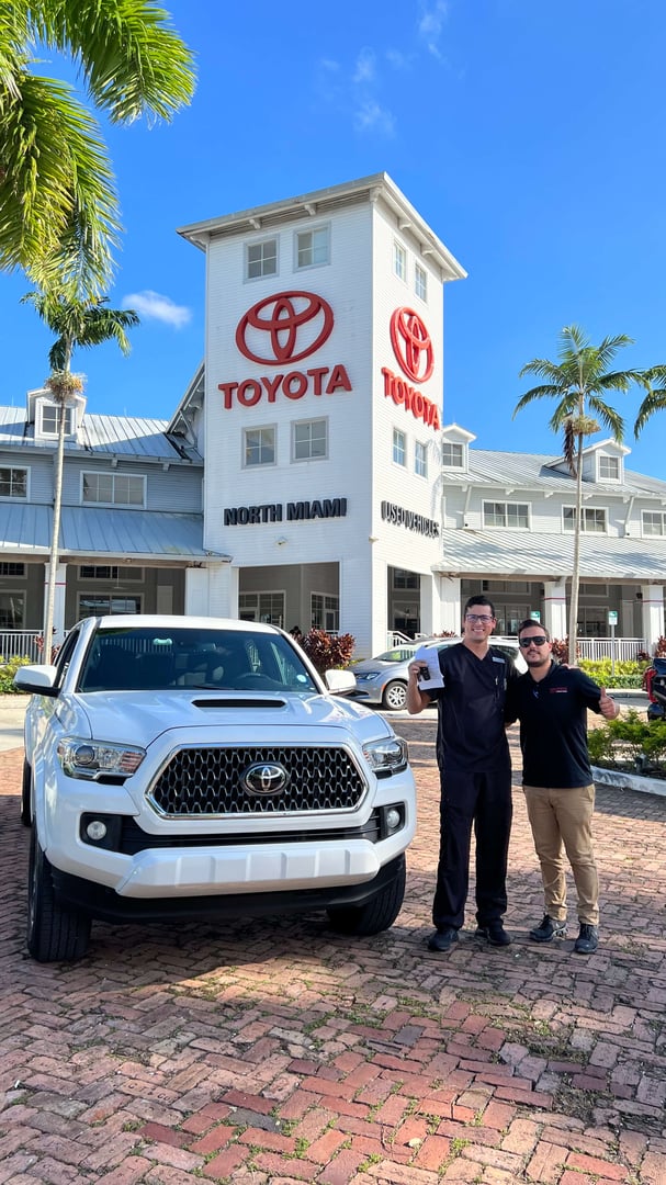 Cliente orgulloso con su vehículo de ensueño