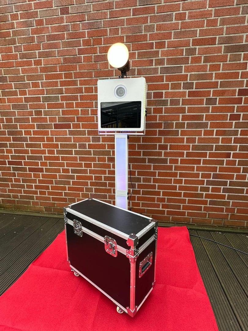 Fotobox mieten Esslingen - Freunde machen lustige Fotos in der Photobooth