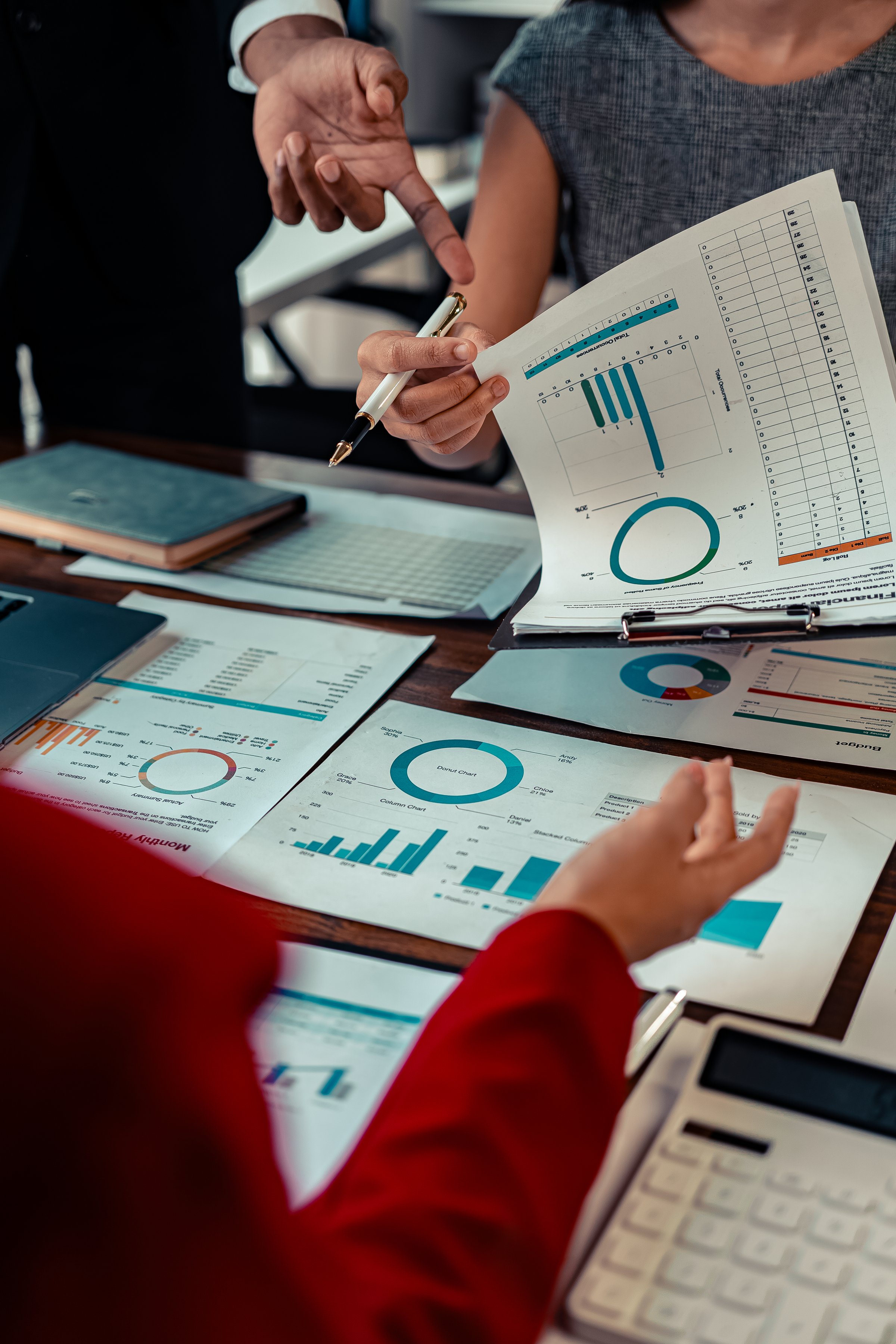 Meeting to analyze and discuss the financial report situation in the meeting room, investment consultants, financial consultants closely in a vertical manner