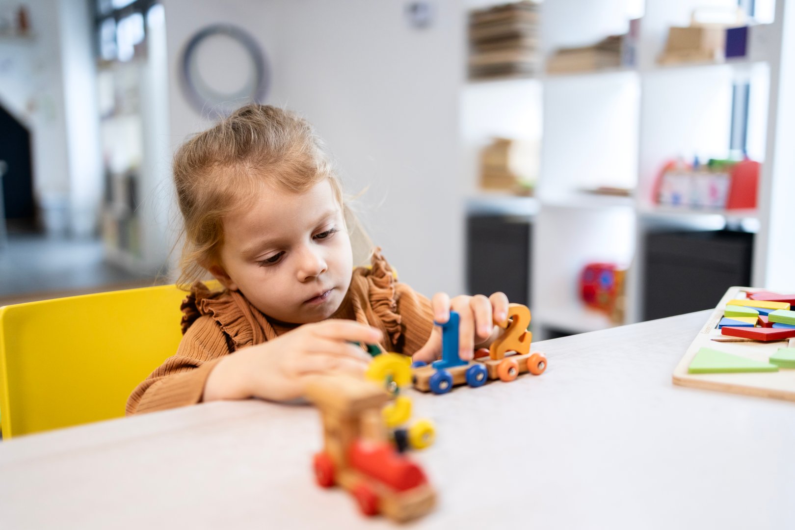 Niña jugando con bloques