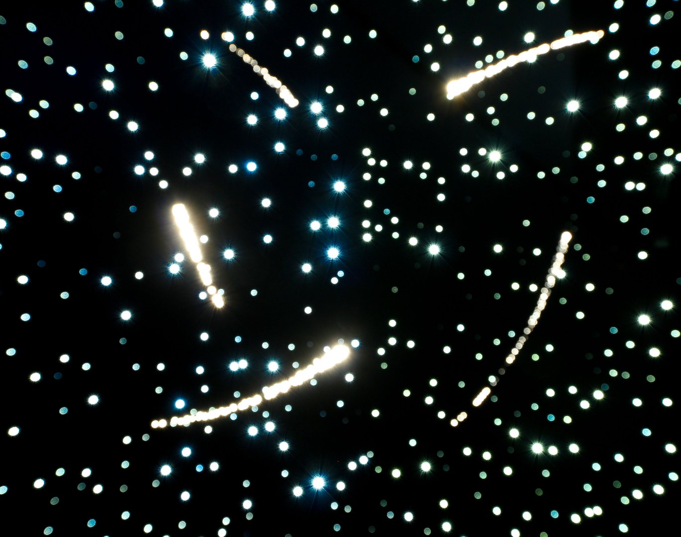 Effet de lumière colorée grandissant dans l'obscurité