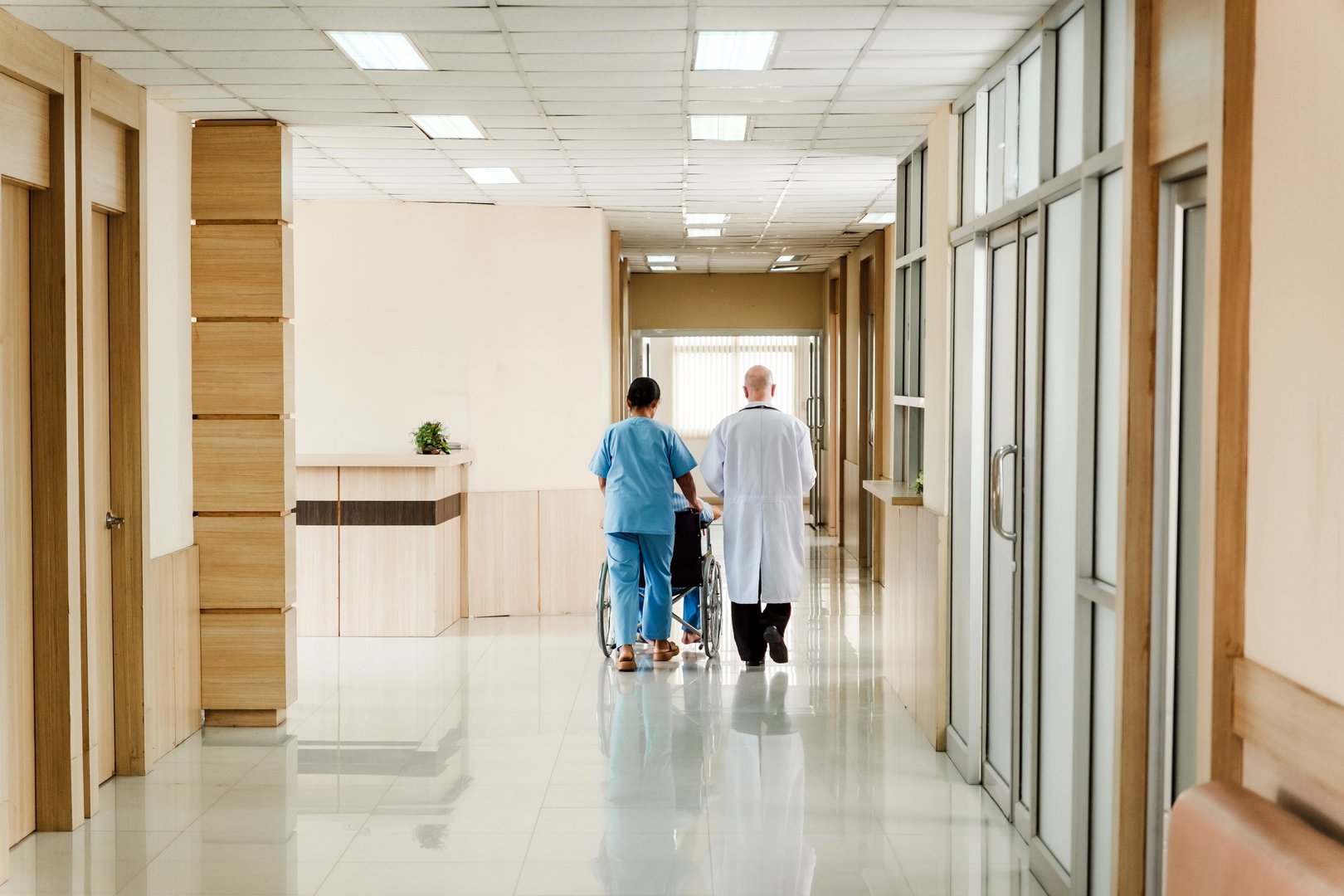 Pasillo de hospital limpio con profesionales de la salud