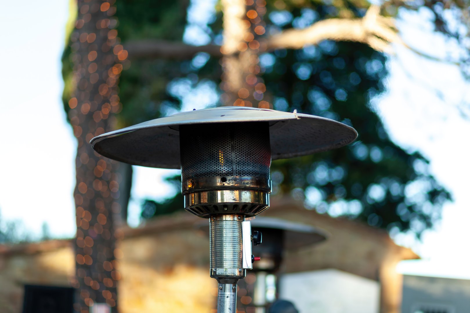 Calentador tipo hongo emitiendo calor para evento al aire libre en CDMX