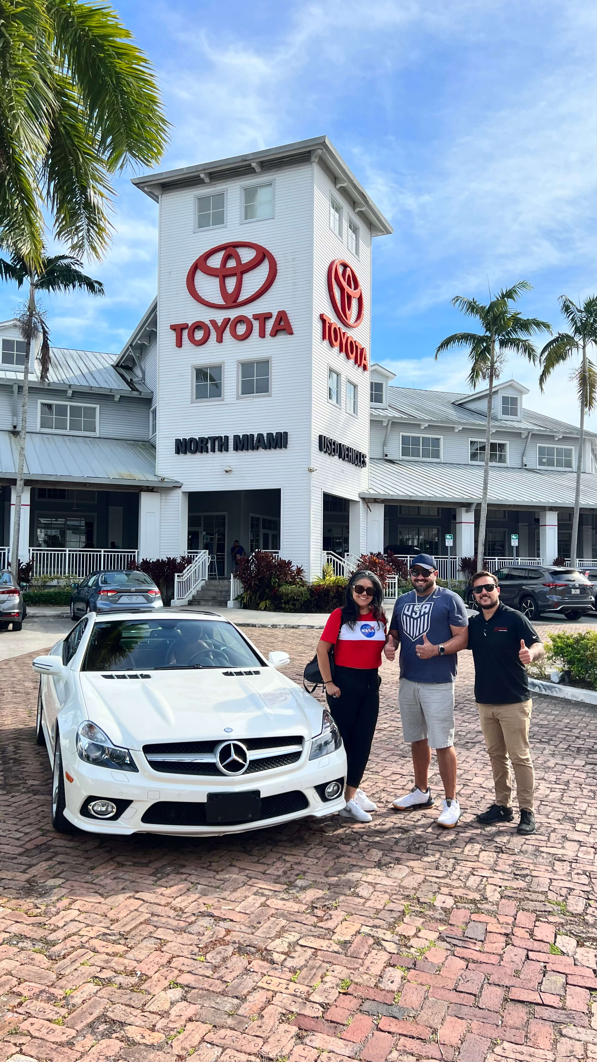 Cliente feliz celebrando la compra de su auto ideal