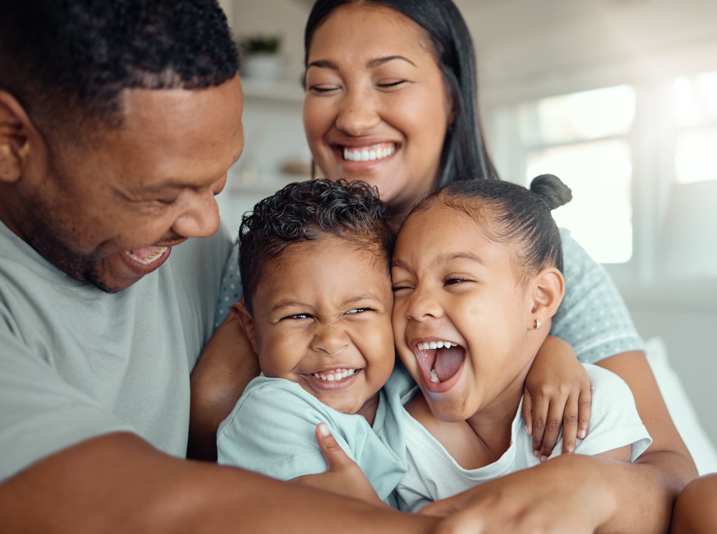Familia profesional disfrutando tiempo con sus hijos pequeños