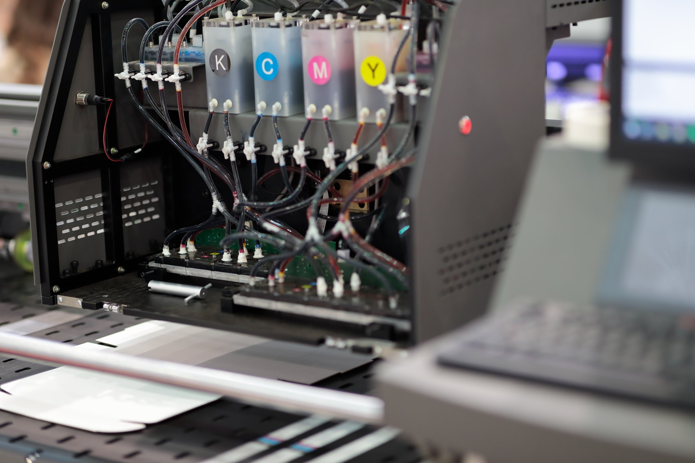 Printhead and ink supply system of large format flatbed printer. Selective focus.