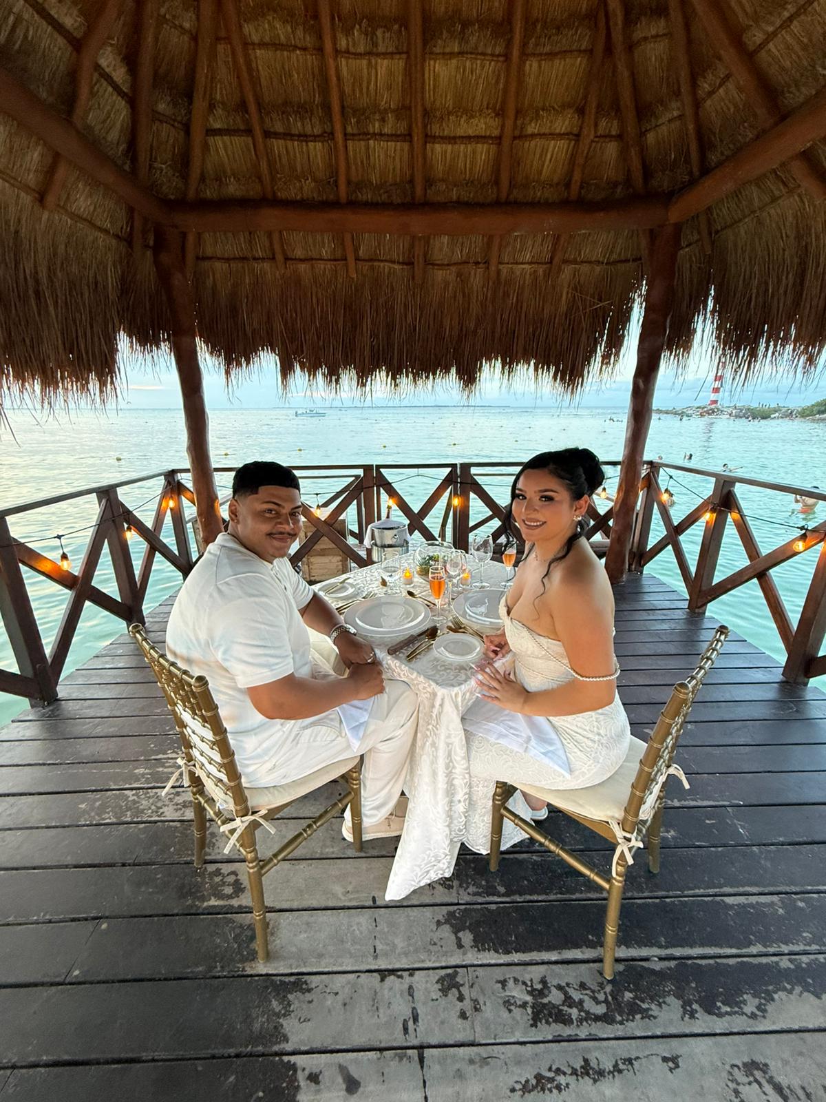 Dominic Romo en su propuesta de matrimonio frente al mar