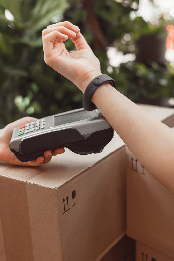 Pago NFC con pulsera inteligente