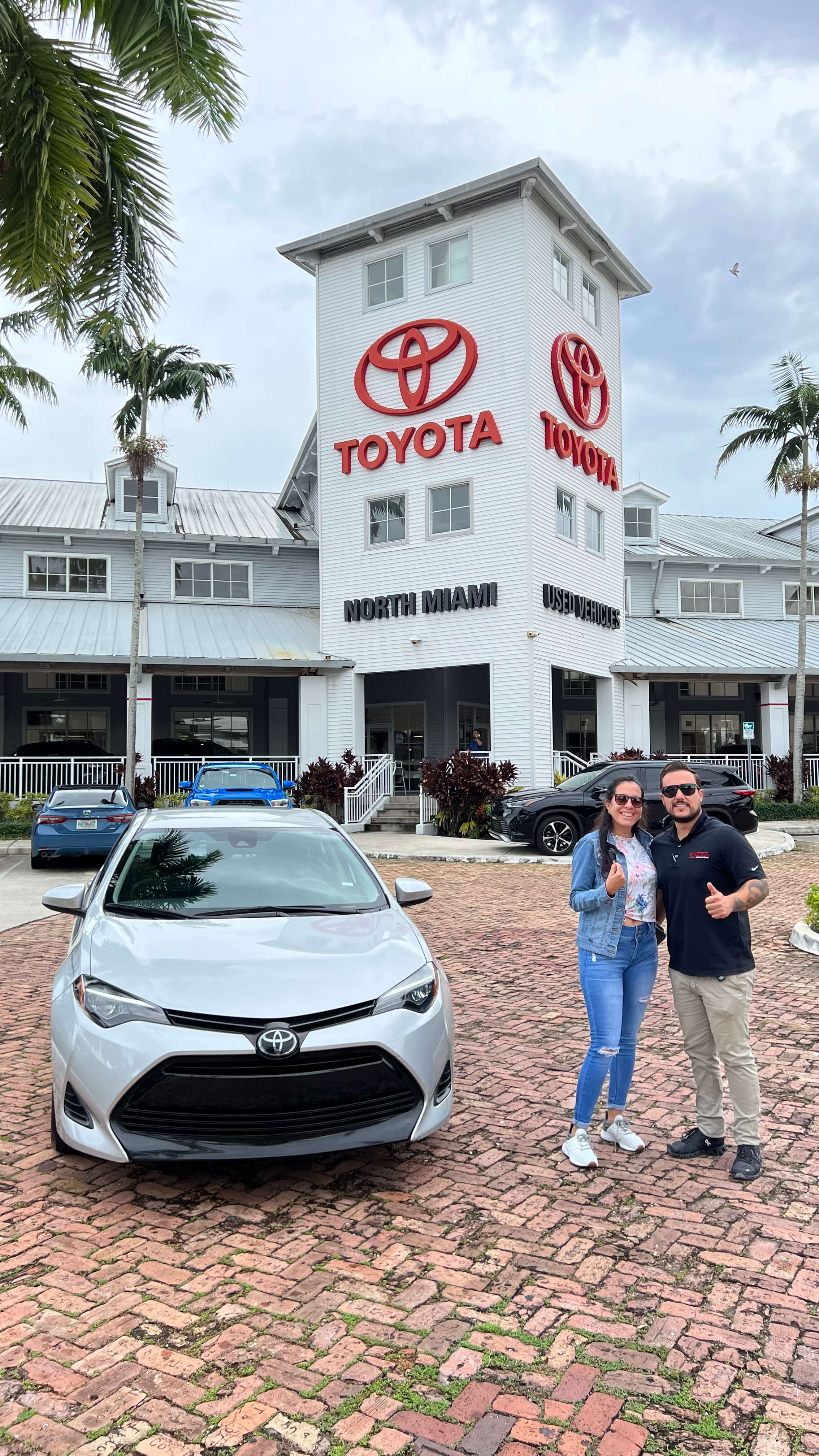 Momento único de entrega con cliente satisfecho