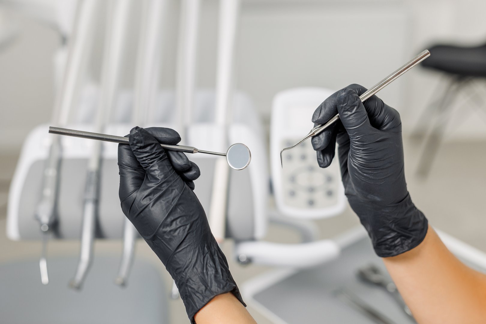 Dentista en consulta aplicando tratamiento a paciente.