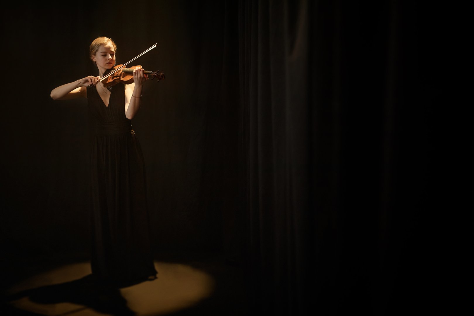 Violin performance background