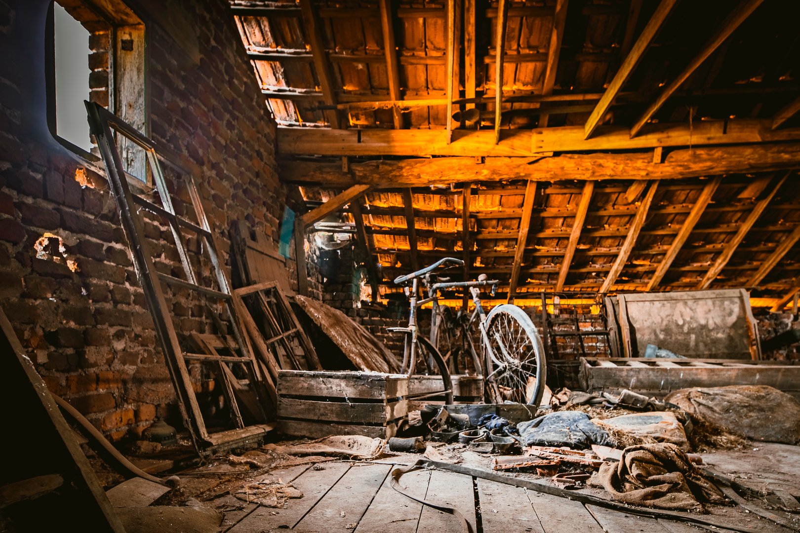 Abandoniertes Gartenhaus mit vielen Details