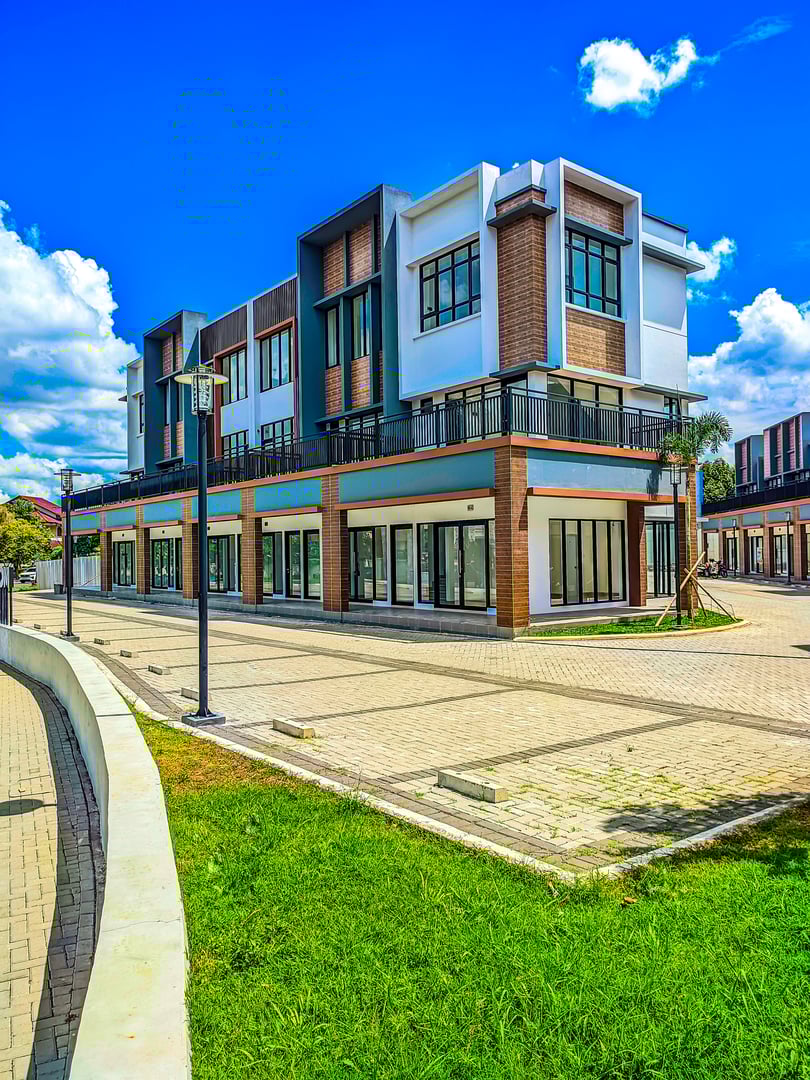 A building and shophouse as a shopping and industrial center