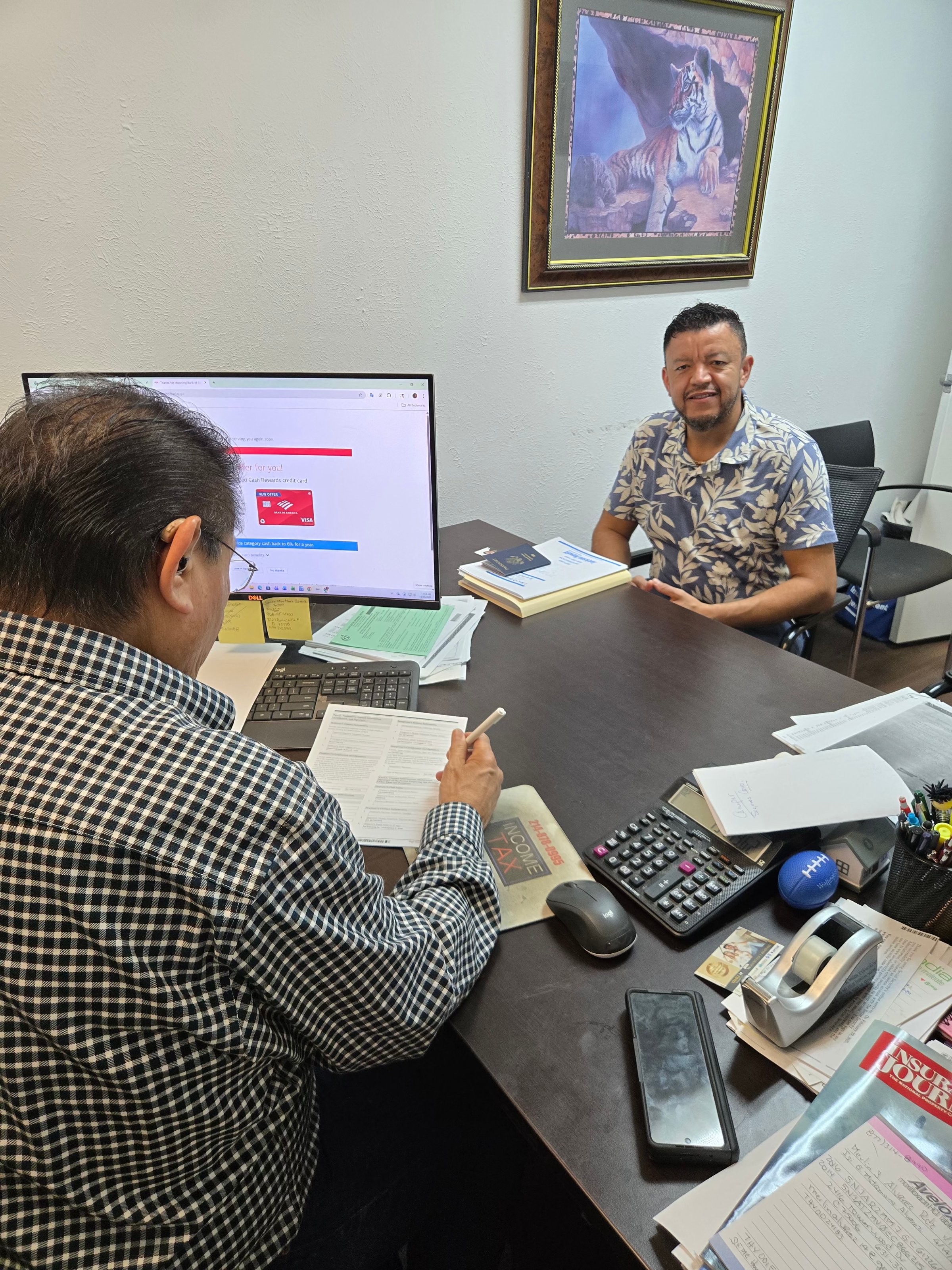 Cliente satisfecho visitando Colmex Agency