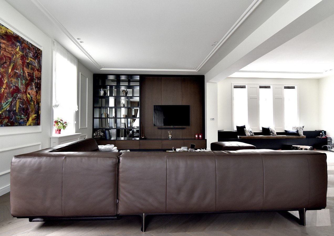 Dnevni boravak po mjeri s ugradbenim TV zidom