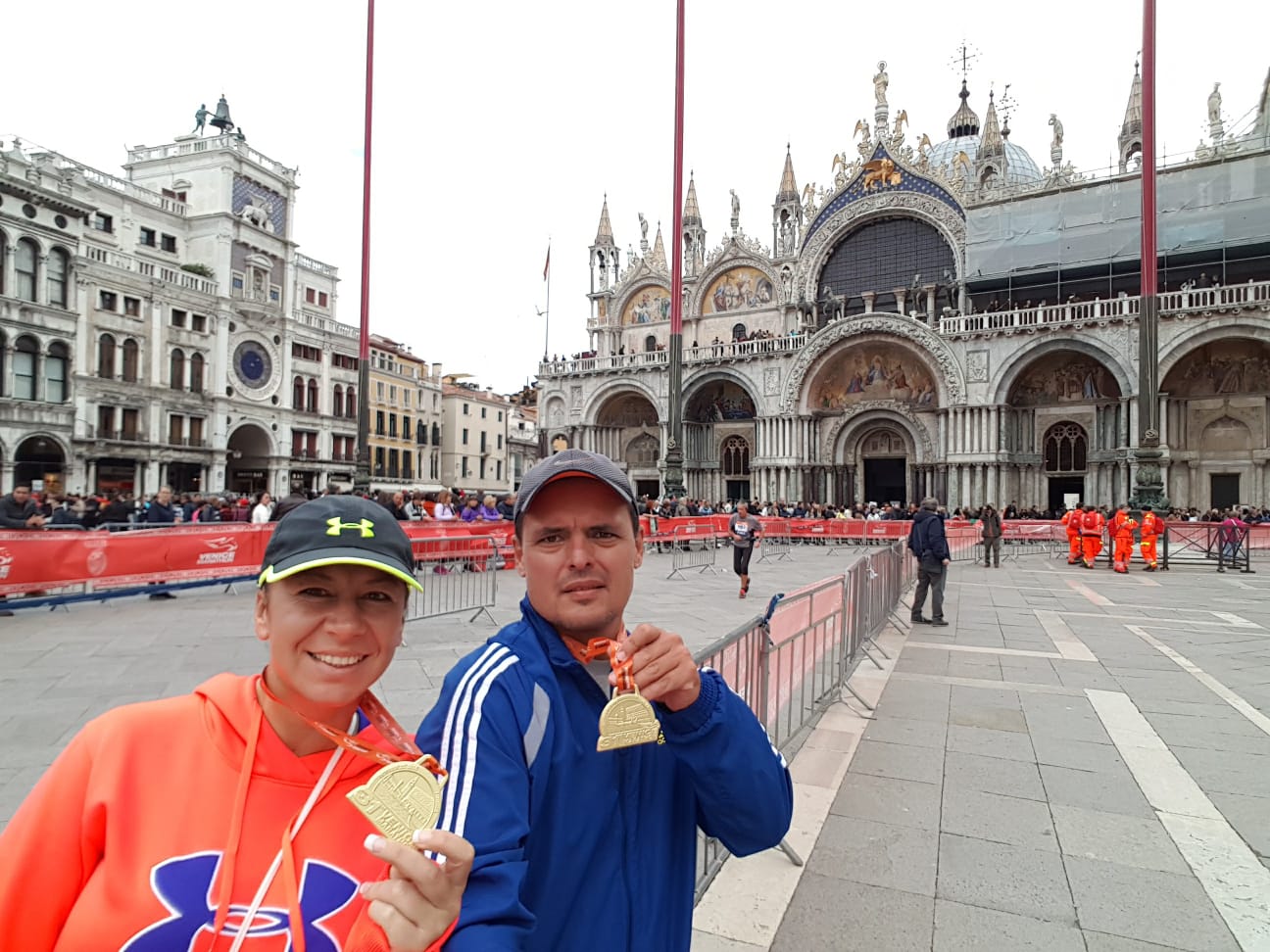 Maratonistas con medallas