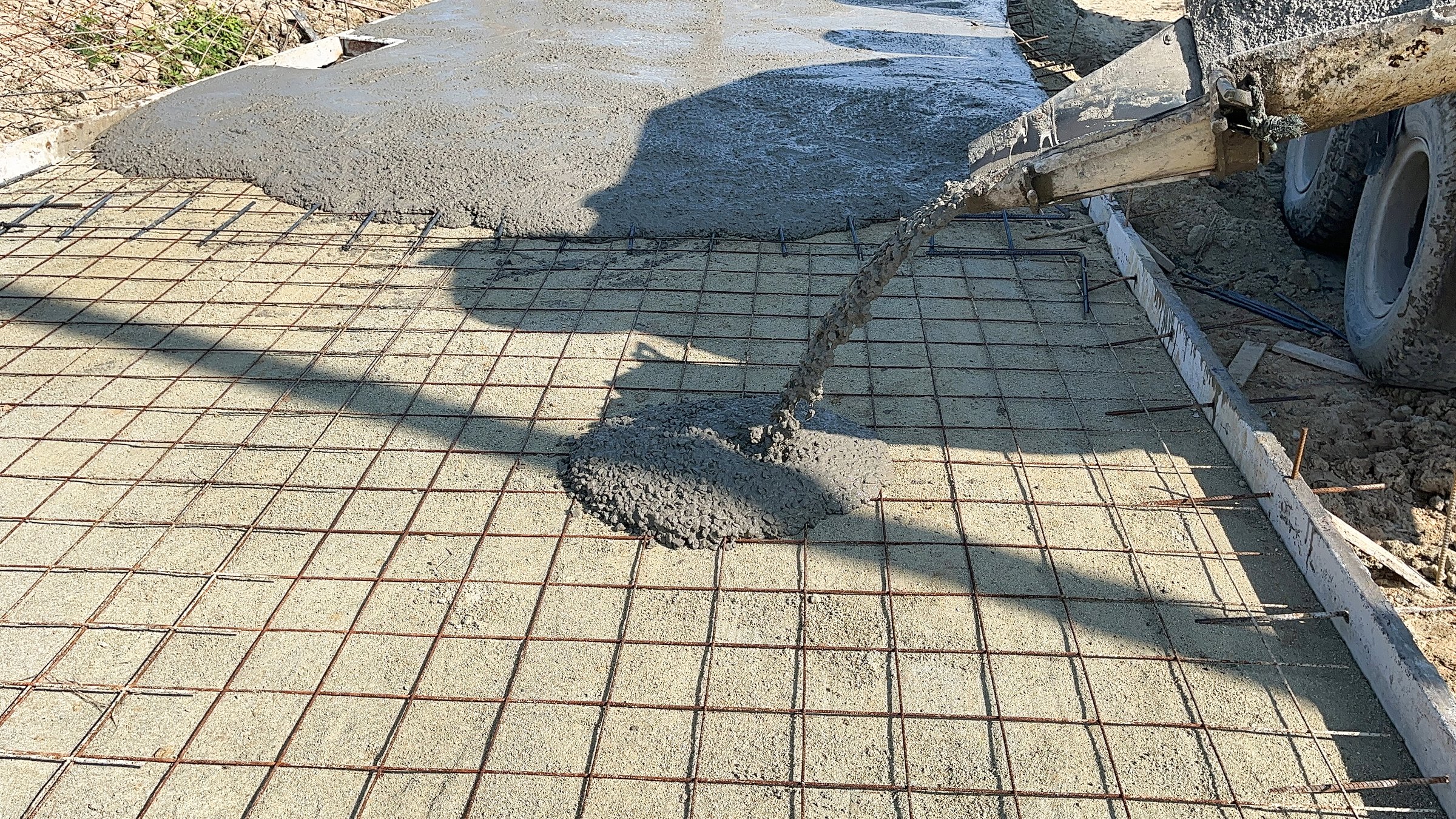 Pouring concrete on reinforced concrete roads using a ready-mix cement truck