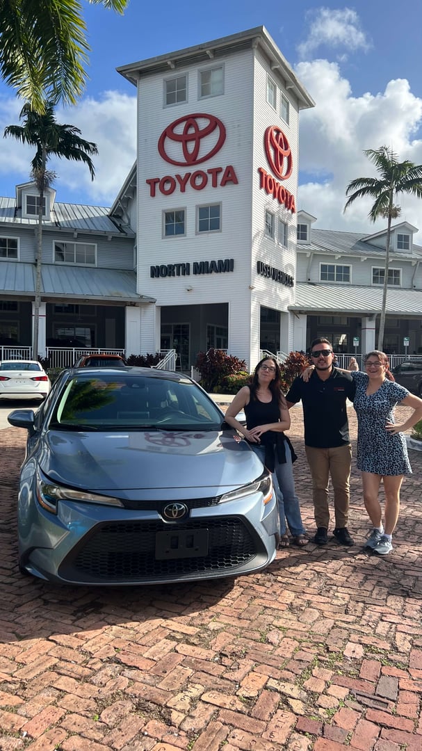 Entrega exitosa - cliente feliz recibiendo las llaves de su auto