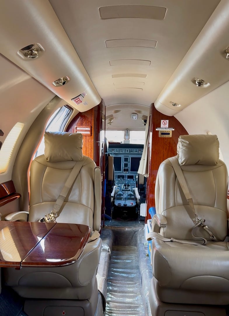 Citation 680 Sovereign - Business workspace interior