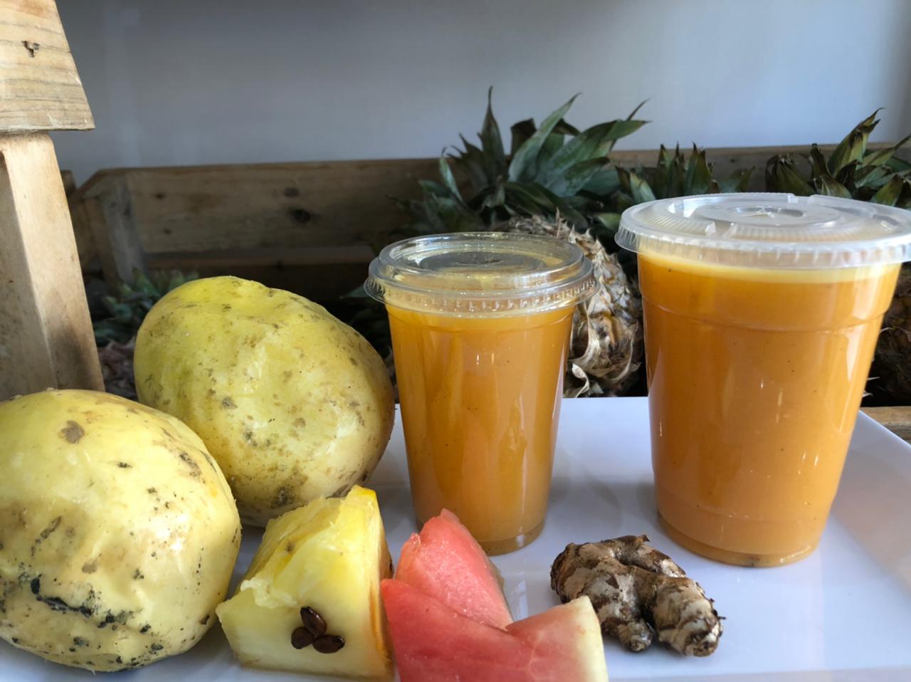 Sumo natural de melancia com maracujá ananás e gengibre