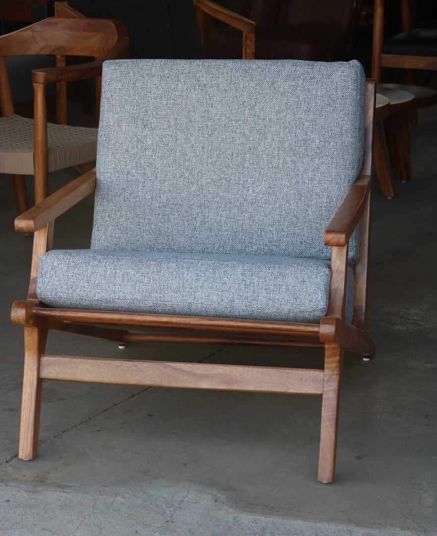 Sillón estilo camastro con patas y respaldo inclinados, cojines desmontables en tela tipo lino gris