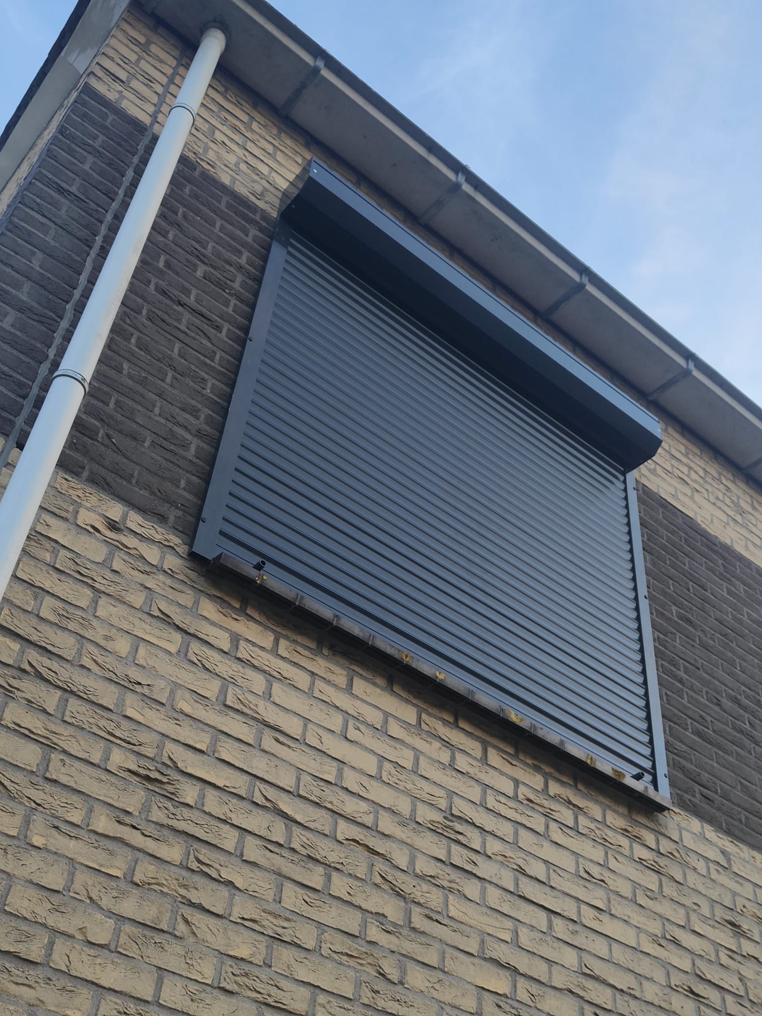 Luxe woonkamer met moderne raamdecoratie