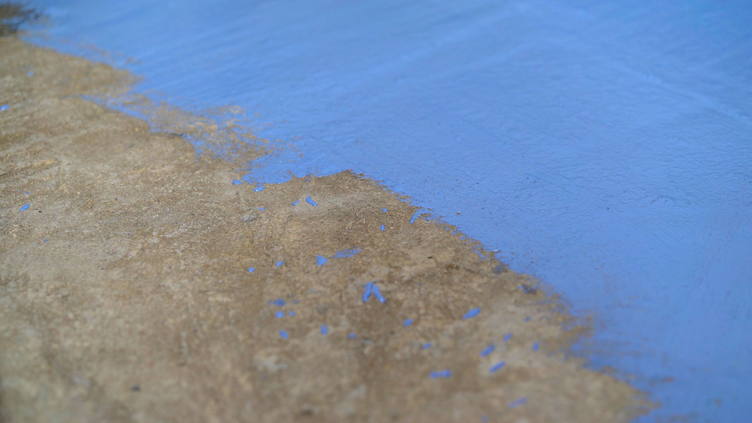 Mavi zemin su yalıtımı. Banyo zemin su yalıtımı. İşçi su dirençli, koruyucu kaplama ekliyor.