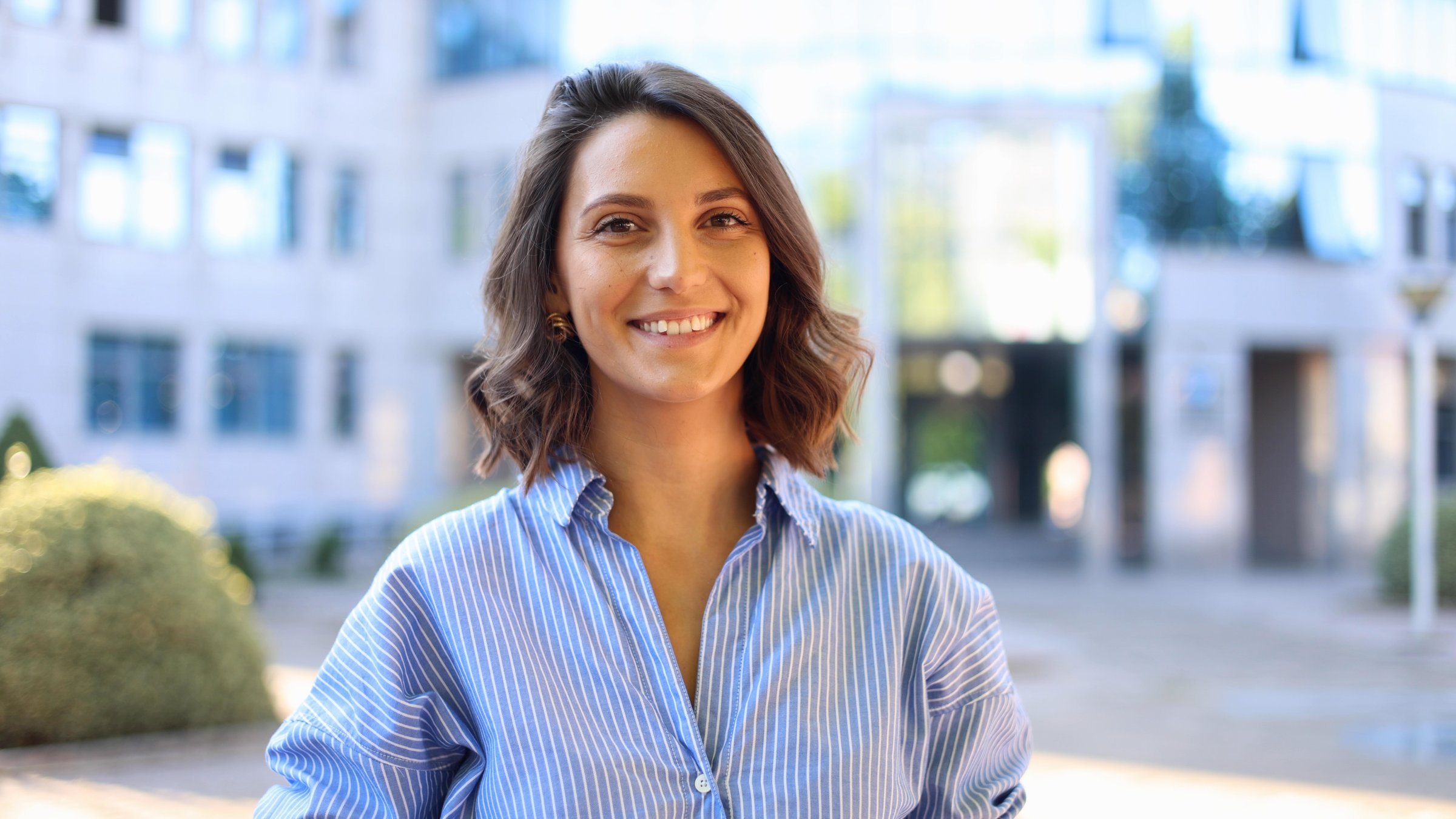 Portrait of a beautiful, young businesswoman enjoying in the city
