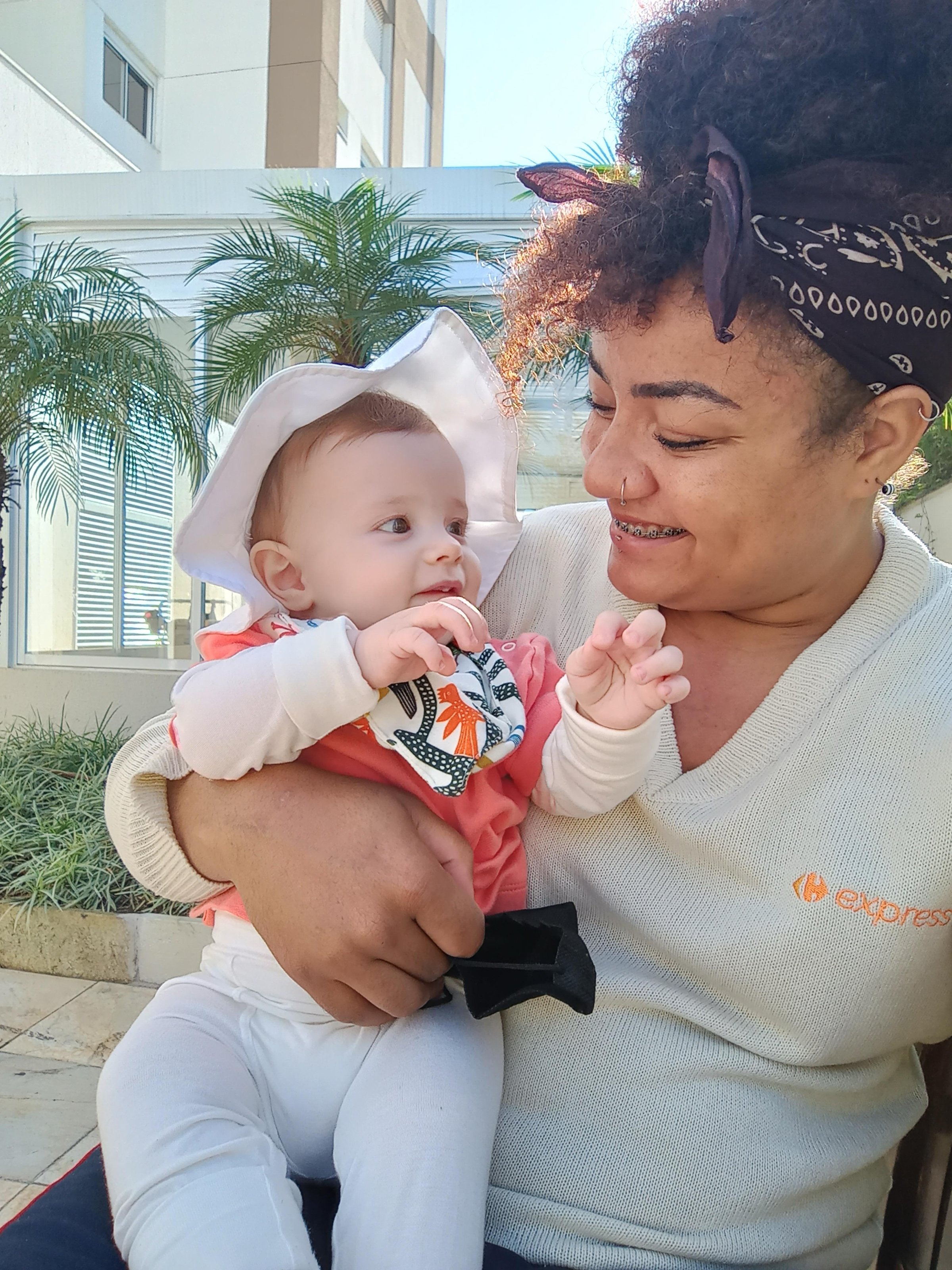 Doula Josy Ferreira providing birth support