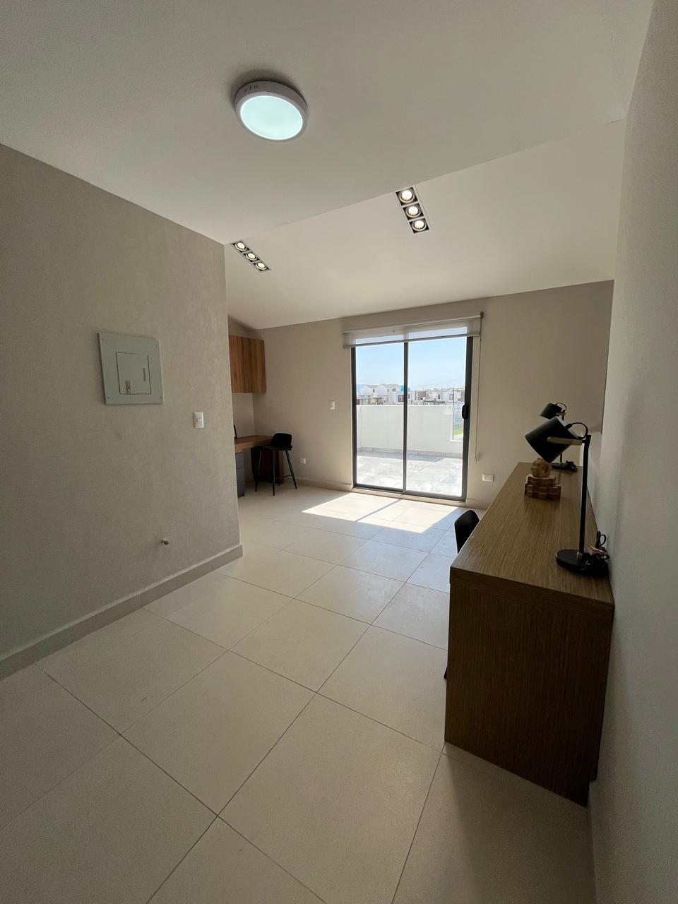 Comedor con acceso al jardín trasero, iluminación natural y diseño contemporáneo