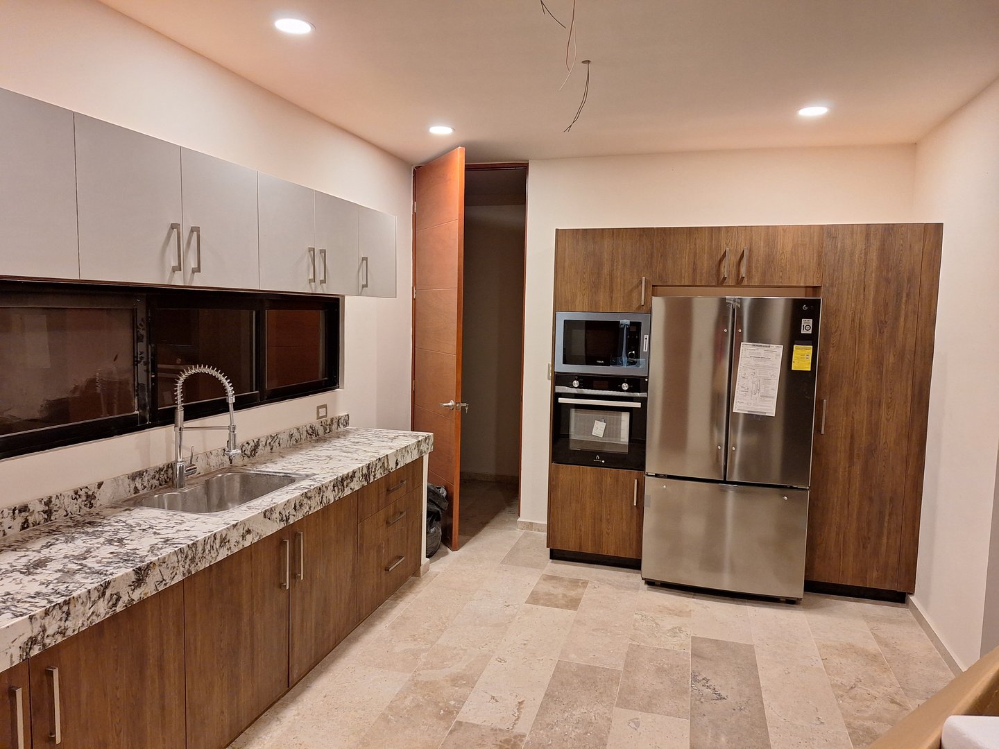 Cocina moderna con electrodomésticos